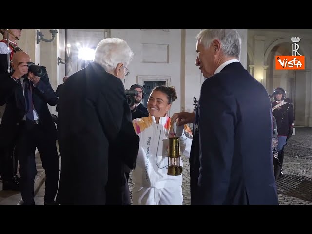 Mattarella accoglie la Fiamma Olimpica al Quirinale