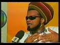 Carlinhos Brown levando garrafada gafe by Quesada