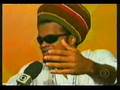 Carlinhos Brown levando garrafada gafe by Quesada