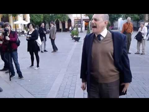 Sevilla - En la concentración y 'performance' que el Movimiento Feminista de Sevilla convocó ante el Palacio Arzobispal, un viandante se detiene para insultar a las ac...