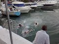 Tres deficientes se tiran al puerto a plena luz!