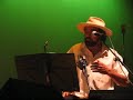 Chico C�sar e Xangai cantam \"Moer Cana\"