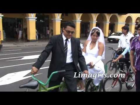 Por el Día del Amor una pareja llegó en bicicleta a su matrimonio