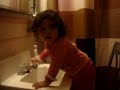 bebe lavandose los dientes