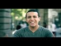 [faudel - mon pays]
je ne connais pas ce soleil
qui br�le les dunes sans fins
je ne connais pas dautres terres
que celle qui ma tendu la main
et si un jour je pars dici
que je traverse le d�sert
pour aller voir dou vient ma vie
dans quelle rue jouait mon p�re
moi qui suis n� pr�s de paris
sous tout ce vent, toute cette pluie
je noublierai 
jamais mon pays
jamais mon pays

et si demain comme aujourdhui
je dois faire le tour de la terre
pour chanter aux mondes mes envies
voyager des ann�es enti�res
moi qui suis n� tout pr�s dici
m�me si je quitte mes amis
je noublierais 
jamais mon pays
troooop
de souvenirs grav�s qui courent
d �coles et d �t�
trop d amours pour oublier
que cest ici que je suis n�
troooop
de temps abandonn�
sur les bancs de ma cit�
trop d amis pour oublier 
que cest ici que je suis n�
que cest ici que je suis n�

je ne connais pas ce parfum
de menthe et de sable br�lant
mais seulement les embruns
o� les rouleaux de loc�an
et toi qui me trouve un peu mate
pour ses rues bord�es de prairies
un peu trop blanc couleur d euphrate
pour ses po�mes que jai appris
tu es bien le seul que joublie
telle l �toile fid�le a la nuit
je noublierais 
jamais mon pays
jamais mon pays
troooop
de souvenirs grav�s qui courent
d �coles et d �t�
trop d amours pour oublier
que cest ici que je suis n�
troooop
de temps abandonn�
sur les bancs de ma cit�
trop d amis pour oublier 
que cest ici que je suis n�
que cest ici que je suis n�

et comme toi jattends la pluie
pour lui dire toutes mes peines
tout comme toi, je lui souris
quand elle tombe sur la plaie
quand elle tombe sur la plaie
troooop
de souvenirs grav�s qui courent
d �coles et d �t�
trop d amours pour oublier
que cest ici que je suis n�
troooop
de temps abandonn�
sur les bancs de ma cit�
trop d amis pour oublier 
que cest ici que je suis n�
que cest ici que je suis n�

troooop
de souvenirs grav�s qui courent
d �coles et d �t�
trop d amours pour oublier
que cest ici que je suis n�
troooop
de temps abandonn�
sur les bancs de ma cit�
trop d amis pour oublier 
que cest ici que je suis n�
que cest ici que je suis n�.