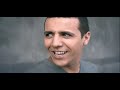 [faudel - mon pays]
je ne connais pas ce soleil
qui br�le les dunes sans fins
je ne connais pas dautres terres
que celle qui ma tendu la main
et si un jour je pars dici
que je traverse le d�sert
pour aller voir dou vient ma vie
dans quelle rue jouait mon p�re
moi qui suis n� pr�s de paris
sous tout ce vent, toute cette pluie
je noublierai 
jamais mon pays
jamais mon pays

et si demain comme aujourdhui
je dois faire le tour de la terre
pour chanter aux mondes mes envies
voyager des ann�es enti�res
moi qui suis n� tout pr�s dici
m�me si je quitte mes amis
je noublierais 
jamais mon pays
troooop
de souvenirs grav�s qui courent
d �coles et d �t�
trop d amours pour oublier
que cest ici que je suis n�
troooop
de temps abandonn�
sur les bancs de ma cit�
trop d amis pour oublier 
que cest ici que je suis n�
que cest ici que je suis n�

je ne connais pas ce parfum
de menthe et de sable br�lant
mais seulement les embruns
o� les rouleaux de loc�an
et toi qui me trouve un peu mate
pour ses rues bord�es de prairies
un peu trop blanc couleur d euphrate
pour ses po�mes que jai appris
tu es bien le seul que joublie
telle l �toile fid�le a la nuit
je noublierais 
jamais mon pays
jamais mon pays
troooop
de souvenirs grav�s qui courent
d �coles et d �t�
trop d amours pour oublier
que cest ici que je suis n�
troooop
de temps abandonn�
sur les bancs de ma cit�
trop d amis pour oublier 
que cest ici que je suis n�
que cest ici que je suis n�

et comme toi jattends la pluie
pour lui dire toutes mes peines
tout comme toi, je lui souris
quand elle tombe sur la plaie
quand elle tombe sur la plaie
troooop
de souvenirs grav�s qui courent
d �coles et d �t�
trop d amours pour oublier
que cest ici que je suis n�
troooop
de temps abandonn�
sur les bancs de ma cit�
trop d amis pour oublier 
que cest ici que je suis n�
que cest ici que je suis n�

troooop
de souvenirs grav�s qui courent
d �coles et d �t�
trop d amours pour oublier
que cest ici que je suis n�
troooop
de temps abandonn�
sur les bancs de ma cit�
trop d amis pour oublier 
que cest ici que je suis n�
que cest ici que je suis n�.