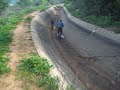 Canal Trip, poches plastiques aux pieds