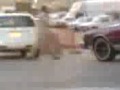 Un muchacho desnudo en la calle