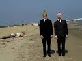 folge 1: gr�nland
ulan & bator, menschenforscherau�endienst from outer space oder sogar noch weiter weg, hier in einem film �ber gr�nland, dortige venedig-touristen,archaische �berlebensrituale und polarkappen.