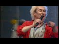 watch also in hq from user stormsaart: http://www.youtube.com/watch?v=ljwi2inm92m&fmt=18

tri martolod yaouank (tra la la, la di ga dra)
tri martolod yaouank o voned da veaji?
tri martolod yaouank (tra la la, la di ga dra)
tri martolod yaouank o voned da veaji?
o voned da veaji? ge, o voned da veaji? (bis)

gant avel bet kaset (tra la la, la di ga dra)
gant avel bet kaset betek an douar nevez
betek an douar nevez ge, betek an douar nevez

e-kichen maen ar veilh (tra la la, la di ga dra)
e-kichen maen ar veilh o deus mouilhet o eorio?
o deus mouilhet o eorio? ge, o deus mouilhet o eorio?

hag e-barzh ar veilh-se (tra la la, la di ga dra)
hag e-barzh ar veilh-se e oa ur servijourez
e oa ur servijourez ge, e oa ur servijourez

hag e c'houlenn ganin (tra la la, la di ga dra)
hag e c'houlenn ganin pelec'h 'n eus graet konesa?s
pelec'h 'n eus graet konesa?s ge, pelec'h 'n eus graet konesa?s

e naoned, er marc'had (tra la la, la di ga dra)
e naoned, er marc'had hor boa choazet ur walenn
hor boa choazet ur walenn ge, hor boa choazet ur walenn

gwalenn ar promesa (tra la la, la di ga dra)
gwalenn ar promesa, ha par omp da zimezi?
ha par omp da zimezi? ge, ha par omp da zimezi?

- ni 'zimezo hon-daou (tra la la, la di ga dra)
ni 'zimezo hon-daou, ha pa n'eus ket ava?taj
ha pa n'eus ket ava?taj ge, ha pa n'eus ket ava?taj

- ma mamm c'hwi zo 'n hoc'h aez (tra la la, la di ga dra)
ma mamm c'hwi zo 'n hoc'h aez, n'ouzoc'h ket piv zo diaes
n'ouzoc'h ket piv zo diaes ge, n'ouzoc'h ket piv zo diaes

- n'hon eus na ti na plouz, (tra la la, la di ga dra)
n'hon eus na ti na plouz, na gwele da gousket en noz
na gwele da gousket en noz ge, na gwele da gousket en noz

n'eus na li?ser na lenn, (tra la la, la di ga dra)
n'eus na li?ser na lenn, na pennwele dindan ar penn
na pennwele dindan ar penn ge, na pennwele dindan ar penn

n'hon eus na skuell na loa, (tra la la, la di ga dra)
n'hon eus na skuell na loa, na danvez d'ober bara
na danvez d'ober bara ge, na danvez d'ober bara

- ni 'ray 'vel ar glujar (tra la la, la di ga dra)
ni 'ray 'vel ar glujar, ni 'gousko war an douar
ni 'gousko war an douar ge, ni 'gousko war an douar

ni ray 'vel ar c'hefeleg, (tra la la, la di ga dra)
ni ray 'vel ar c'hefeleg, pa sav an heol 'ya da redek
pa sav an heol 'ya da redek ge, pa sav an heol 'ya da redek

echu eo ma ja?son, (tra la la, la di ga dra)
echu eo ma ja?son, an hini 'oar 'c'hontinui
an hini 'oar 'c'hontinui, an hini 'oar 'c'hontinui

poni?ej t?umaczenie z breto?skiego na francuski:
le sujet

trois jeunes marins, tra la la...
trois jeunes marins s'en allant voyager

le vent les a pouss�s
jusqu'? terre-neuve

a c�t� de la pierre du moulin
ils ont jet� l'ancre

et dans ce moulin
il y avait une servante

et elle me demande
o? avons-nous fait connaissance ?

a nantes, au march�
nous avions choisi un anneau

l'anneau de la promesse
et nous �tions sur le point de nous marier

nous nous marierons
m?me si nous n'avons pas de biens (?)

ma m?re, vous ?tes ? l'aise
vous ne savez pas qui est dans le besoin

nous n'avons ni maison ni paille
ni lit pour dormir la nuit

nous n'avons ni drap ni couverture
ni �dredon sous la t?te

nous n'avons ni �cuelle ni cuiller
ni de quoi faire du pain

nous ferons comme la perdrix
nous dormirons sur la terre

nous ferons comme la b�casse
quand le soleil se l?ve elle va courir

ma chanson est termin�e
celui qui sait continue