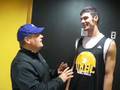 videos de UMBC forward Justin Fry chats with Drew