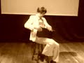 reivax se apresenta como teatro perform�tico que utiliza para a cria��o do enredo da personagem e do di�logo (mudo) elementos chocantes do il�gico, com o objetivo de reproduzir diretamente o desatino e a falta de solu��es em que est�o imersos o homem e a sociedade. para l� de ridicularizar as situa��es mais banais, retrata de uma forma tang�vel, mim�tica, e c�mica a solid�o do ser humano e a insignific�ncia de sua exist�ncia. isso tudo de maneira praticamente pitoresca em situa��es em que a personagem v� repentinamente em perigo a seguran�a da sua vida quotidiana. desde a ironia, passeando pelo grotesco, especialmente satirizando a complacente atmosfera, p�e em cena de maneira ins�lita os mais simples e puros tra�os humanos. procovador, l�dico e sutil ao mesmo tempo, uma forma de manter-se alerta. esse � reivax.