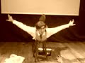 reivax se apresenta como teatro perform�tico que utiliza para a cria��o do enredo da personagem e do di�logo (mudo) elementos chocantes do il�gico, com o objetivo de reproduzir diretamente o desatino e a falta de solu��es em que est�o imersos o homem e a sociedade. para l� de ridicularizar as situa��es mais banais, retrata de uma forma tang�vel, mim�tica, e c�mica a solid�o do ser humano e a insignific�ncia de sua exist�ncia. isso tudo de maneira praticamente pitoresca em situa��es em que a personagem v� repentinamente em perigo a seguran�a da sua vida quotidiana. desde a ironia, passeando pelo grotesco, especialmente satirizando a complacente atmosfera, p�e em cena de maneira ins�lita os mais simples e puros tra�os humanos. procovador, l�dico e sutil ao mesmo tempo, uma forma de manter-se alerta. esse � reivax.