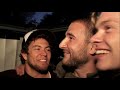 Probably one of the best prank ever : YouTube - Guys caught beaming on Bijlmer prison http://bit.ly/K48lh