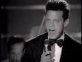 luis miguel por debajo de la mesa