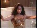 O clone Jade danca para Lucas