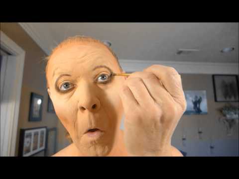 dragqueen - Rodd Gray becomes Patti Le Plae Safe.