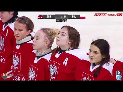 Młode hokeistki po wygranej z UK śpiewają (bardzo żywiołowo) Hymn polski.