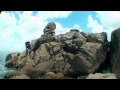 Making of von Lizenz zum Bouldern. Zurückblickend arbeite ich schon seit 1982 an diesem Buch, seit ich zum ersten Mal in Fontainebleau war und wusste, dass Bouldern etwas ist, was ich mein Leben lang machen möchte! Vor knapp 10 Jahren visualisierten Klem Loskot und ich in unserem Buch Der XI. Grad, Klettern und Bouldern so, wie wir es empfinden. Der XI. Grad, Klettern am Rande des Menschenmöglichen zeigte als erstes Kletterbuch Bewegungsreihen und Bildmontagen, die die Dynamik des Kletterns deutlich machen. Jetzt ist die Zeit reif für ein wirklich neues Buch übers Bouldern! Einerseits ist Bouldern sehr komplex und vielschichtig geworden, anderseits waren viele phototechnische Möglichkeiten da- mals noch undenkbar. Superkurze Weitwinkelobjektive auf digi- talen Vollformatkameras, die 8 oder mehr Bilder pro Sekunde in einen großen Puffer schießen können, Intervallaufnahmen, aber auch die Möglichkeiten moderner Software, um zum Beispiel Bildmontagen zu erstellen, sind Entwicklungen, die zur Zeit von Der XI. GraD noch in den Sternen standen. Für die Analyse des Boulderweltcups in Eindhoven (Wie der Boulderweltcup gewonnen wird, ab Seite 056) haben wir beispielsweise über 28.000 Bilder in zwei Tagen geschossen, ergänzt von lückenloser Videoüberwachung, um Zeitverläufe nachträglich besser analysieren zu können. Was du auf den entsprechenden Seiten siehst, sind oft Montagen aus Dutzenden von Photos, geschossen über einen Zeitraum von mehreren Stunden. Visuellen Typen sagt ein <b>...</b>