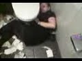 en full tjej som ligger o kramar  toan på en nattklubb vid stängning: