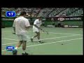 Jugador de tenis le pega con la pelota a pájaro