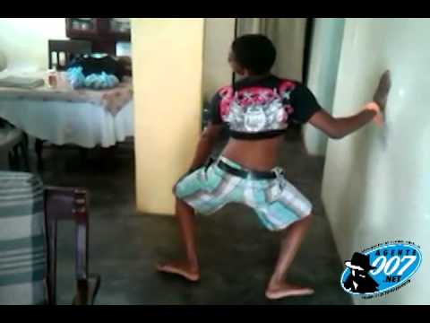Checkeen como baila dembow este carajito Videos