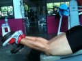 Curl femoral en banco con mancuernas