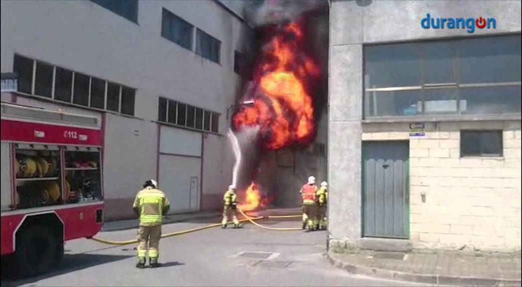 Berriz recupera la normalidad tras el aparatoso incendio en una empresa de estampación
