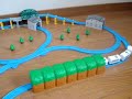 3代目レールのポイントレール、大鉄橋を使ったレイアウト！だいぶ前に作って撮ったものです。3車輌がぶつからずに走れて、かつ相互乗り入れ可能になってます。見て頂くと分かりますが、イーストアイばっか出てうんざりしたので、車輌の収集は断念しています。