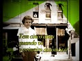 a procura de um sonho que, se puder ser realizado, ir� trazer ordem ao caos da exist�ncia.
o mais recente romance de baricco centra-se na velocidade e no modo como esta afectou o s�culo xx. 
trata-se de um romance a v�rias vozes, com diferentes registos estil�sticos, cada um dotado da sua pr�pria m�sica e poesia narrativas.
uma incr�vel hist�ria que se mistura com a de ultimo parri, filho de libero, um agricultor que em 1904 decide vender as suas vacas e abrir uma oficina no meio do campo quando ultimo tem sete anos e quase n�o existem carros nas redondezas. sob a influ�ncia da paix�o do pai por autom�veis, ultimo tem um sonho que � claro desde o in�cio: construir um circuito, um espa�o que na altura n�o tinha ainda exist�ncia real.
esta hist�ria conta-nos a procura de um sonho que, se puder ser realizado, ir� trazer ordem ao caos da exist�ncia. � ainda um poderoso fresco do s�culo passado, em que a velocidade e a tecnologia tomaram o comando, mudando o mundo para sempre.