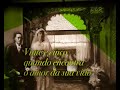 a procura de um sonho que, se puder ser realizado, ir� trazer ordem ao caos da exist�ncia.
o mais recente romance de baricco centra-se na velocidade e no modo como esta afectou o s�culo xx. 
trata-se de um romance a v�rias vozes, com diferentes registos estil�sticos, cada um dotado da sua pr�pria m�sica e poesia narrativas.
uma incr�vel hist�ria que se mistura com a de ultimo parri, filho de libero, um agricultor que em 1904 decide vender as suas vacas e abrir uma oficina no meio do campo quando ultimo tem sete anos e quase n�o existem carros nas redondezas. sob a influ�ncia da paix�o do pai por autom�veis, ultimo tem um sonho que � claro desde o in�cio: construir um circuito, um espa�o que na altura n�o tinha ainda exist�ncia real.
esta hist�ria conta-nos a procura de um sonho que, se puder ser realizado, ir� trazer ordem ao caos da exist�ncia. � ainda um poderoso fresco do s�culo passado, em que a velocidade e a tecnologia tomaram o comando, mudando o mundo para sempre.