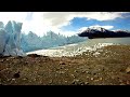 Antes que alguém fale que isso é culpa do aquecimento global, vamos às explicações: - O Glaciar Perito Moreno, situado em El Calafate, região da Patagônia Argentina, é um dos únicos glaciares que estão em equilibrio. Ou seja, seu tamanho vem se mantendo estável ao longo dos últimos anos. Não aumenta nem diminui de tamanho. Enquanto que outros glaciares vem perdendo área territorial ao longo dos anos e, poucos, vem conseguindo aumentar a sua área. - Essas rupturas acontecem constantemente nos glaciares por diversos motivos. Entre eles: a movimentação natural do glaciar (que pode avançar 1 metro por dia, por exemplo); pressão da água na parte de baixo; e rachaduras e derretimentos que são constantes e provenientes desses diversos fatores; - O planeta Terra, ao longos de milhares de anos, tem a sua órbita espacial alterada, se afastando ou se aproximando do sol e, com isso, causa um fenômemo conhecido como 