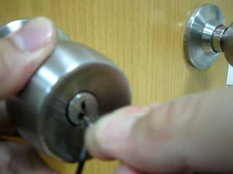 how to pick a lock to a door