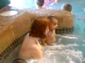Dominik und Mama im Schwimmbad