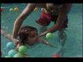 Amaranta, sus gracias en la piscina.