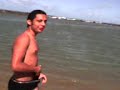 Oio correndo nu na praia depois de perder uma aposta