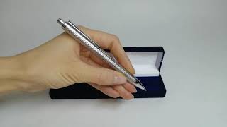 Серебряная шариковая ручка
