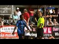 Jugador lanza una patada voladora a rival en partido de fútbol
