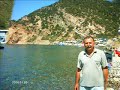 Doğal ortamı sevenler, doğada kendi kendine yeterim diyenler, bakir bir ortamda kendinle baş başa kalarak modern çağın sıkıcılığını bir an olsun unutmak isteyenler; işte size bir alternatif olarak KÖMÜR LİMANI sizleri bekliyor.Dünyada kendi kendini temizleyen ender denizlerden biri olan Saros da ki kömür limanına inmeden yukarıdan denizi seyrettiğinizde taşları, büyük balıkları çıplak gözle seyredebilirsiniz. Aracınız ile kumsala kadar inebilirsiniz. Sabahları kuş sesleri dinleyerek sabah sporunuzu yapabilirsiniz. Kömür limanı, insan eli değmemiş bakir bir koydur. Hiç bir yapılaşma yoktur. Gözlerden uzak doğal ortamda bir tatil yapmak için mutlaka burasını görmelisiniz. Buraya gelirken de hazırlık yapmalısınız. Konaklamak için çadır ve diğer ihtiyaçlarınızı yanınızda getirmelisiniz.