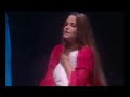 Interpretado por Damien Sargue y Cecilia cara

Roméo  Juliette: Un Jour

Roméo :
Je suis aimé des femmes, moi qui n'ai pas 20 ans
Je connais toutes leurs armes, elles m'ont tué si souvent
Je suis aimé des femmes, sans les avoir aimées
J'ai fait couler leurs larmes, quand elle m'ont vu lassé
De leurs corps blancs, lassé de faire semblant
D'aimer sans aimer vraiment
L'amour, je le veux maintenant

Juliette :
Qu'est c'qu'on sait de l'amour quand on a que 16 ans
Bien sûr on sait qu'un jour mais, un jour ça sera quand
Qu'est c'qu'on sait de la vie, quand la vôtre commence
Et qu'on meurt d'impatience en attendant celui
Qui vous aimera, celui, qui vous dira
Les mots, ces mots qu'on attend
L'amour, je le veux maintenant

Roméo : Un jour elle viendra bien
Un jour elle sera mon amour
Juliette : Un jour, il viendra bien ce jour
Où je vivrai l'amour, un jour

R  J :
Un jour, on oubliera ces jours, à traîner le cœur lourd
Un jour ce sera notre tour de nous aimer un jour
Un jour, on fera le même aveu
J'étais seule, on sera deux, et on s'aimera si fort
De nos âmes de nos corps
Et quand viendra la mort, on s'aimera encore, un jour ...

Un jour, on fera le même aveu
J'étais seule, on sera deux, et on s'aimera si fort
De nos âmes de nos corps
Et quand viendra la mort, on s'aimera encore
Un jour...