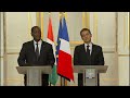 Nicolas Sarkozy et Alassane Ouattara ont signé jeudi 26 janvier, au deuxième jour de la visite d'Etat du président ivoirien en France, un nouvel accord de défense entre leurs deux pays qui, selon le président français, évite 
