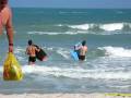 videos de Hunks Heading out to begin Surfing at the Rip Tide Location