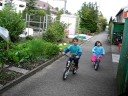 mathias e helena andando de bicicleta