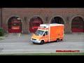 Ein RTW der Feuer- und Rettungswache F-33 Veddel der BF Hamburg rückt zu einem Einsatz aus. Veddel, Hansestadt Hamburg.