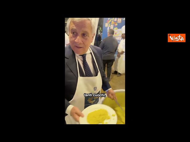 Tajani serve il risotto a festa Ambasciata Nuova Delhi per cucina italiana patrimonio Unesco