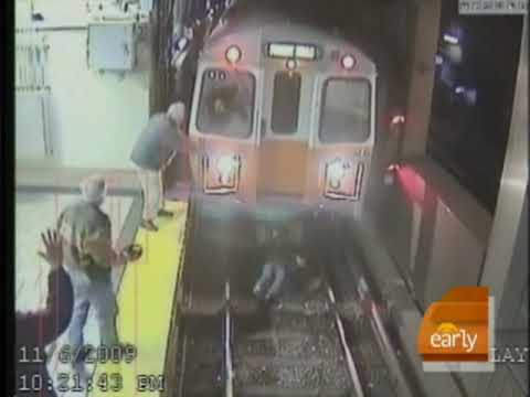 Ubriaca rischia la vita sulle rotaie della metro Ubriaca rischia la vita sulle rotaie della metro