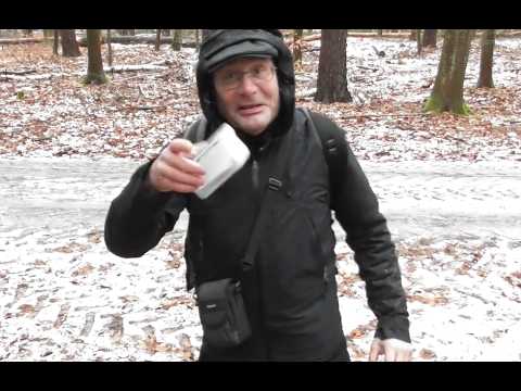 Ein Männlein steht im Walde und der Förster pflückt einen Pilz