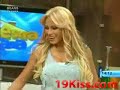 Culazo en minifalda blanca