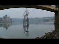 Budapest, óriás bicikli a Dunán. A folyó hajtja a kereket, ami egy áttétellel a pedálokat és az emberalak lábait mozgatja. Budapest, Gigantic bicycle on Danube. The twist of the river turns the wheels.World's largest bicycle HD: www.youtube.com Facebook: www.facebook.com