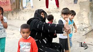 أطفال يلعبون بين أزقة مخيم دير البلح للاجئين وسط قطاع غزة في الذكرى الـ74 للنكبة